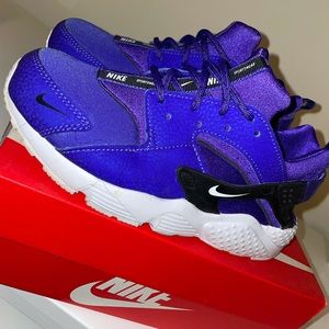 KIDS SIZE 3 HUARACHE RUN INDIGO BURST WHITE BLAVK ECLAT
